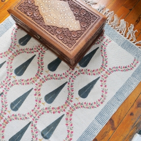 Tapis indien artisanal en coton imprimé écru et rose
