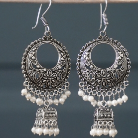 Boucles d'oreilles indiennes Jhumki sur anneaux Blanches