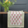 Chemin de table indien artisanal en coton vert et rose