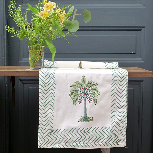 Chemin de table indien artisanal en coton blanc et vert