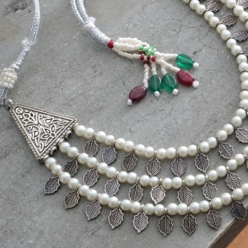 Collier indien plastron en perles blanches