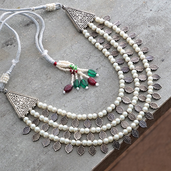 Collier indien plastron ethnique en perles blanches