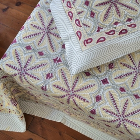 Drap de lit indien avec taies d'oreiller jaune et bordeaux