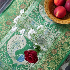 Chemin de table indien brodé Benarasi vert