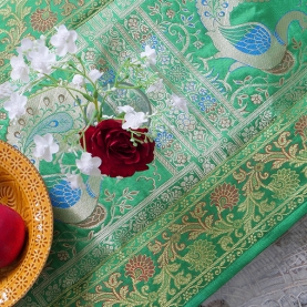 Chemin de table indien brodé