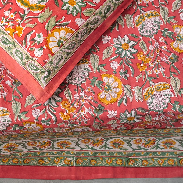 Drap de lit indien avec taies d'oreiller rouge et vert