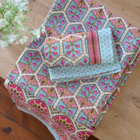 Drap de lit indien avec taies d'oreiller rose et bleu