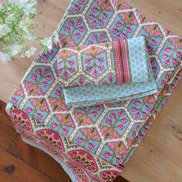 Drap de lit indien avec taies d'oreiller rose et bleu