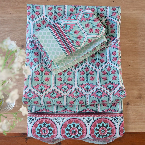 Drap de lit indien avec taies d'oreiller rose et cyan