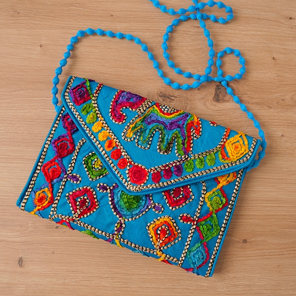 Pochette ivoire brodée : sac de mariage indien avec bandoulière chaîne - France