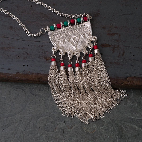 Collier indien ethnique long en métal argenté