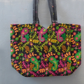 Sac à main indien brodé Matka fleuri noir