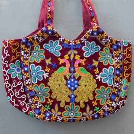 https://www.pankaj-boutique.com-fault/sac-main-indien-paons.jpg