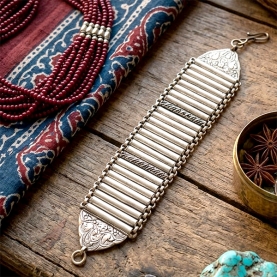 https://www.pankaj-boutique.com-/handcrafted-bracelet-india.jpg