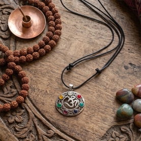 Pendentif OM en métal avec 7 pierres