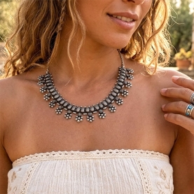 Collier indien plastron ethnique à fleurs