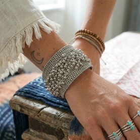 Bracelet indien ethnique en métal à perles