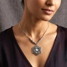 Collier indien ethnique avec pendentif traditionnel