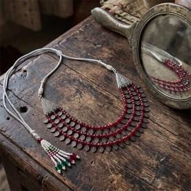 https://www.pankaj-boutique.com-llier-indien-plastron-rouge.jpg