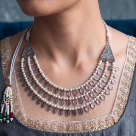Collier indien plastron ethnique en perles blanches