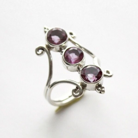 Indian silver ring with 3 amethysts T7.5