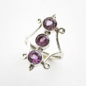 Indian silver ring with 3 amethysts T7.5