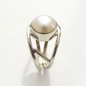 Indian silver ring and pearl T7.5