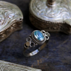 Bague indienne argent et topaze bleue