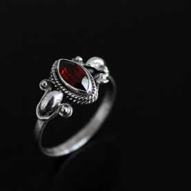 Indian silver and garnet ring S7.5