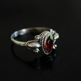Indian silver and garnet ring S7.5