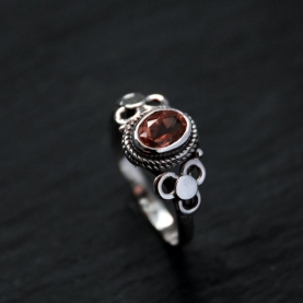 Indian silver ring and garnet S8.5
