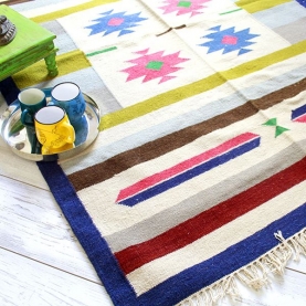 Tapis indien artisanal Dari laine et jute bleu et rose